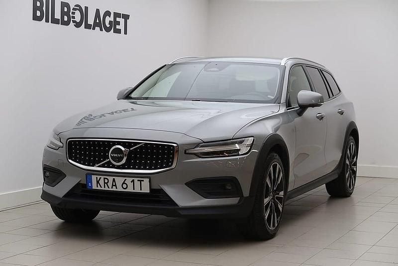 Grå Begagnad 2024 Volvo V60 CC Plus Kombi | 434 800 kr (Bra pris) - Bild 1/4