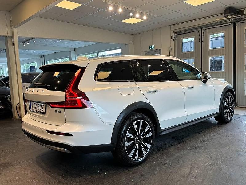 Begagnad Volvo V60 CC Momentum 198 HK (145 kW) 2022 Vit Kombi