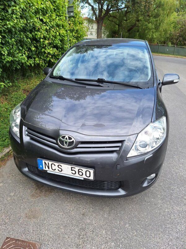 Grå Begagnad 2012 Toyota Auris Plus Halvkombi | 76 000 kr (Marknadspris) - Bild 1/4