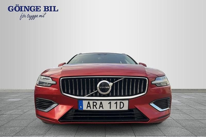 Begagnad Volvo V60 Core 253 HK (186 kW) 2022 Röd Kombi
