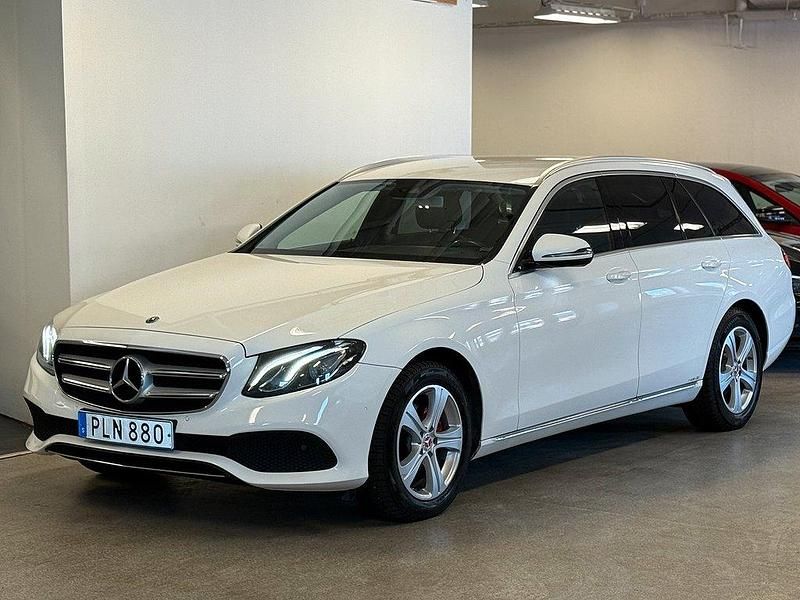 Vit Begagnad 2018 Mercedes E220 Avantgarde Kombi | 189 900 kr (Superpris) - Bild 1/4