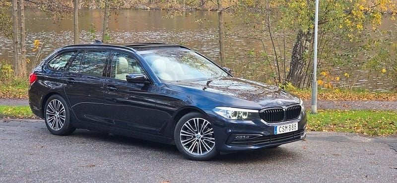 Blå Begagnad 2019 BMW 520 Kombi | 269 800 kr (Marknadspris) - Bild 1/4