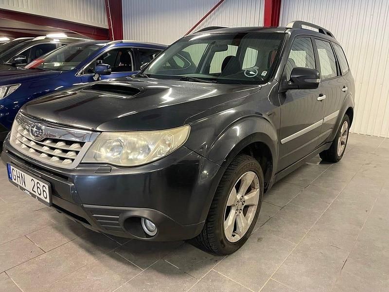 Grå Begagnad 2011 Subaru Forester SUV | 29 000 kr (Marknadspris) - Bild 1/4
