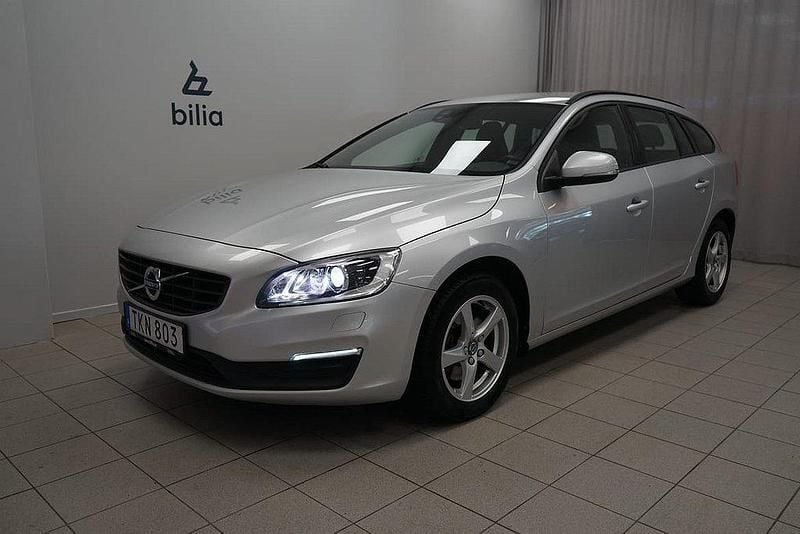 Silver Begagnad 2018 Volvo V60 Standard Kombi | 209 900 kr (Bra pris) - Bild 1/3