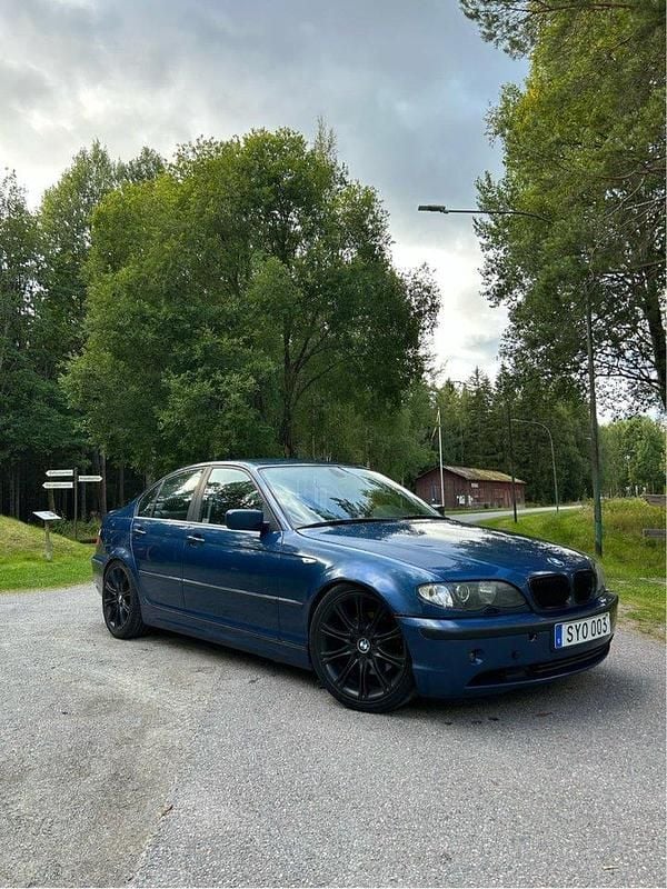 Blå Begagnad 2002 BMW 325 Sedan | 28 000 kr (Superpris) - Bild 1/4