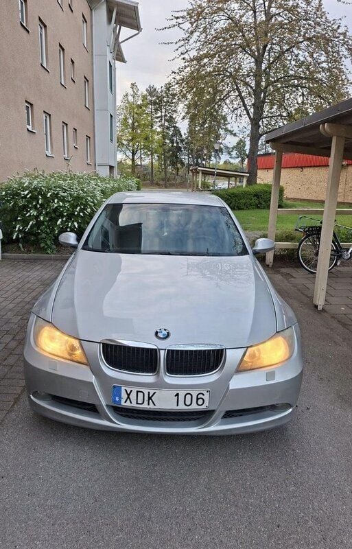 Grå Begagnad 2006 BMW 318 Advantage Sedan | 38 000 kr (Marknadspris) - Bild 1/4
