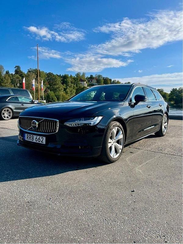Svart Begagnad 2023 Volvo V90 Momentum Kombi | 329 000 kr (Superpris) - Bild 1/4