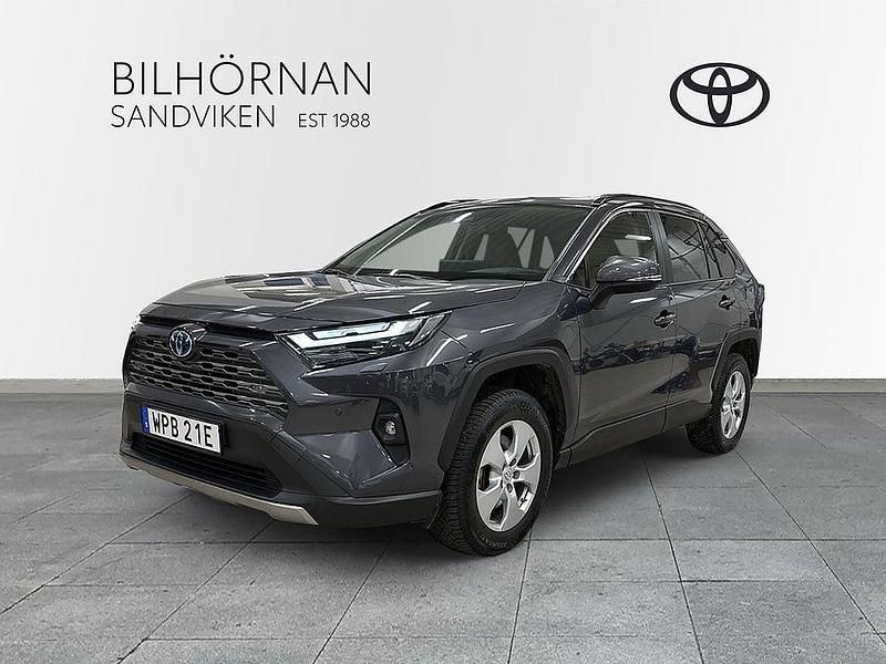 Mörkgrå Begagnad 2023 Toyota RAV4 Hybrid Executive SUV | 459 900 kr (Marknadspris) - Bild 1/4