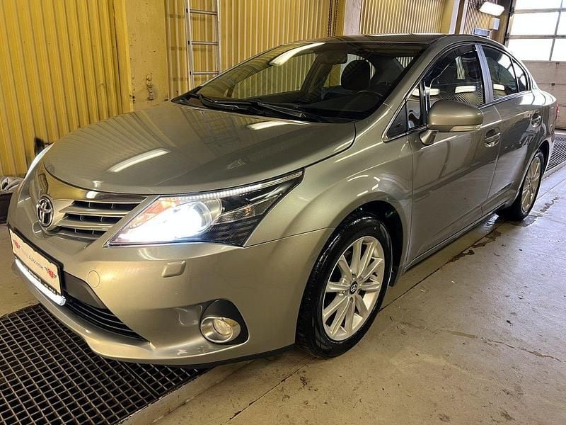 Ljusgrå (grå) Begagnad 2012 Toyota Avensis Sedan | 99 900 kr (Marknadspris) - Bild 1/4
