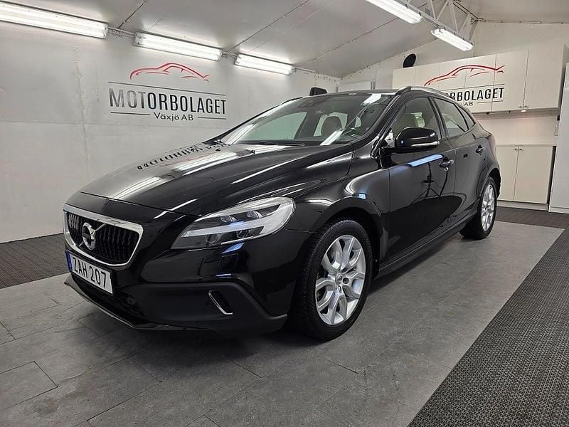 Svart Begagnad 2017 Volvo V40 Summum Halvkombi | 198 000 kr (Marknadspris) - Bild 1/4