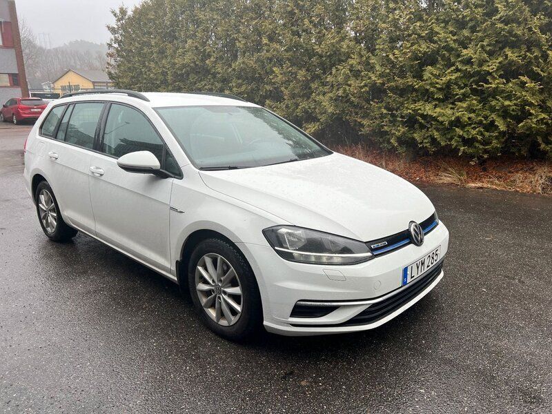 Vit Begagnad 2018 VW Golf VII Kombi | 114 900 kr - Bild 1/4