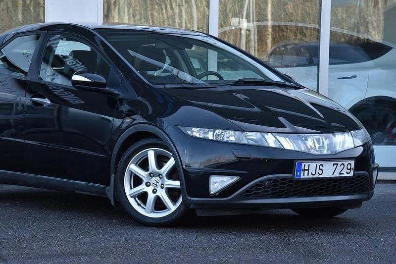 Begagnad Honda Civic Executive 140 HK (102 kW) 2007 Svart Halvkombi