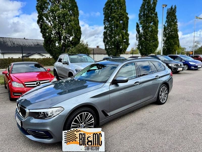 Blå Begagnad 2017 BMW 520 Sport Line Kombi | 226 800 kr (Bra pris) - Bild 1/4