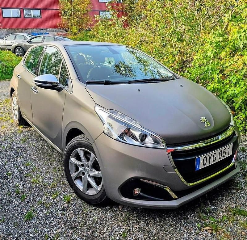 Mörkgrå metallic Begagnad 2015 Peugeot 208 Allure Halvkombi | 60 000 kr (Superpris) - Bild 1/4