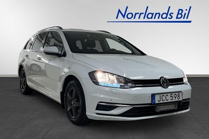 Pure white Begagnad 2018 VW Golf VII Kombi | 150 000 kr (Marknadspris) - Bild 1/4