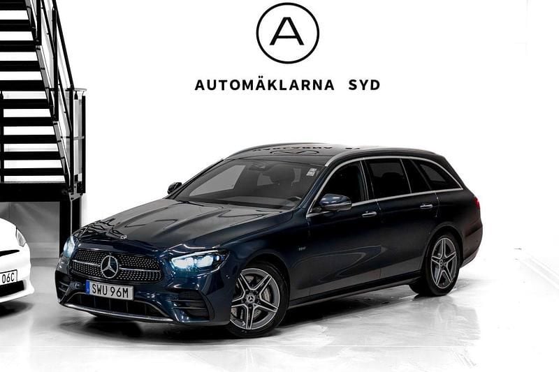Mörkblå (blå) Begagnad 2021 Mercedes E300 AMG Kombi | 359 900 kr (Superpris) - Bild 1/4