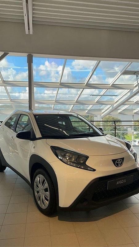 Vit Begagnad 2024 Toyota Aygo Play Halvkombi | 193 900 kr (Marknadspris) - Bild 1/1