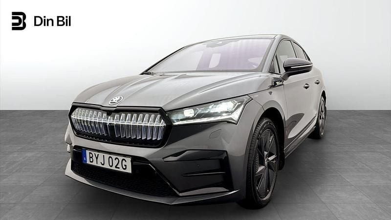 Grå (graphite grey metallic) Begagnad 2023 Skoda Enyaq iV RS SUV | 549 900 kr - Bild 1/4