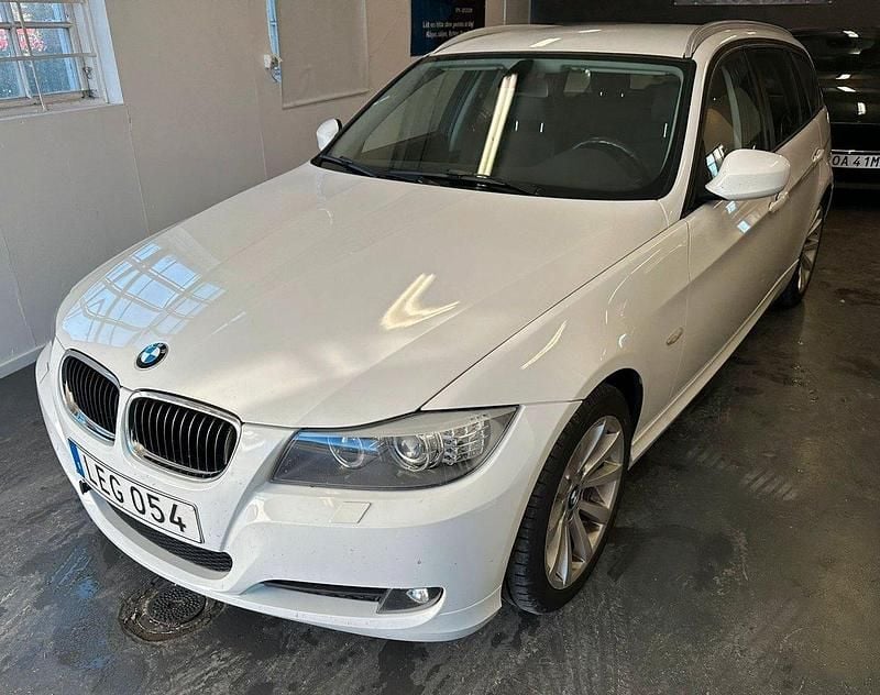 Vit Begagnad 2010 BMW 320 M Sport Kombi | 65 900 kr (Superpris) - Bild 1/4