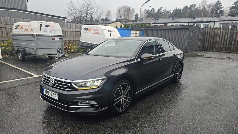 Grå Begagnad 2018 VW Passat GT Sedan | 219 900 kr (Marknadspris) - Bild 1/4
