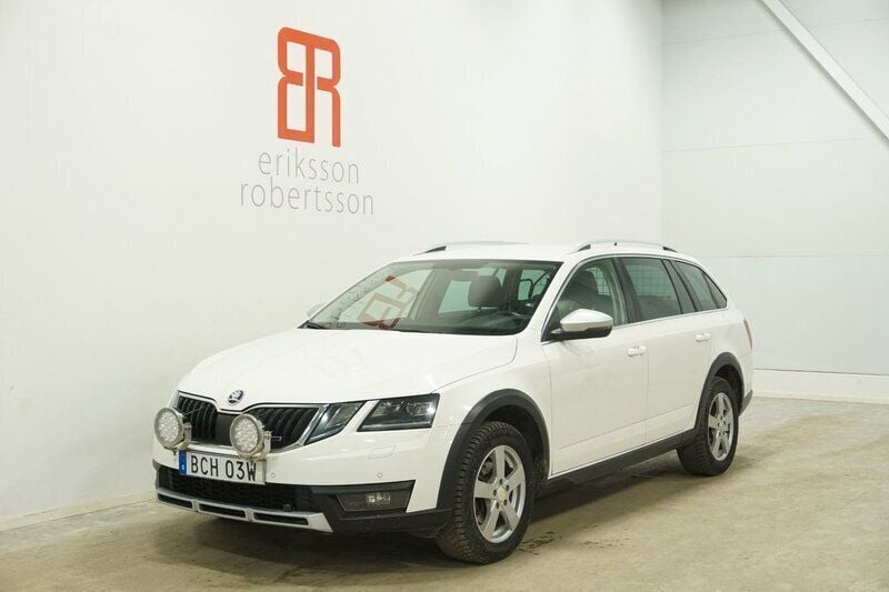 Vit Begagnad 2019 Skoda Octavia Scout Kombi | 229 900 kr (Lite dyr) - Bild 1/4