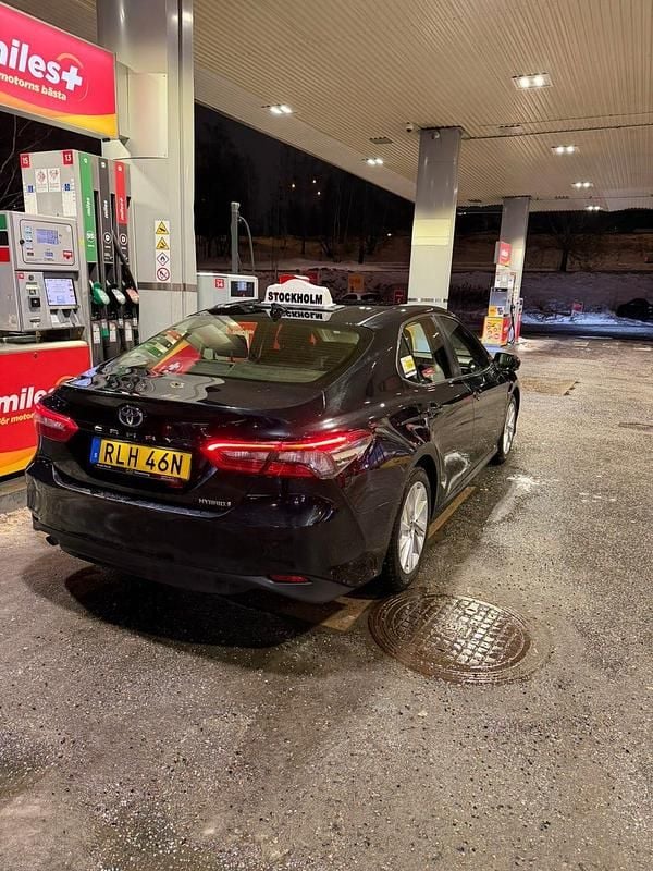 Begagnad 2022 Toyota Camry Hybrid Sedan | 290 000 kr (Dyr) - Bild 1/4