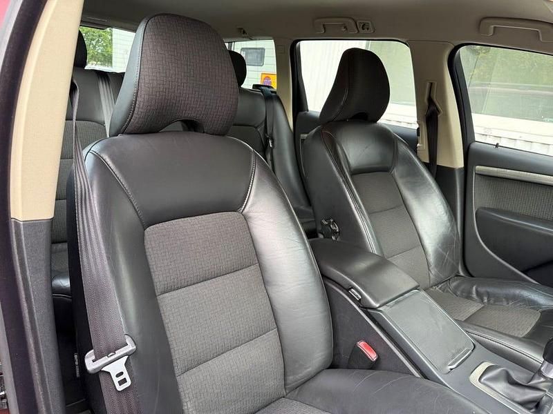 Begagnad Volvo V70 Momentum 136 HK (100 kW) 2008 Röd Kombi