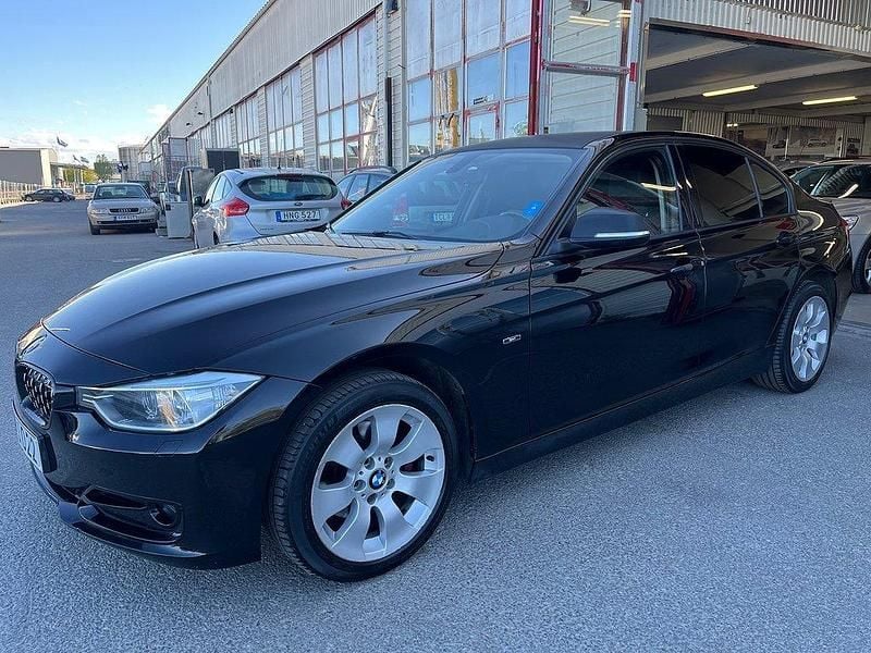 Svart Begagnad 2014 BMW 320 Sport Line Sedan | 139 900 kr (Bra pris) - Bild 1/4