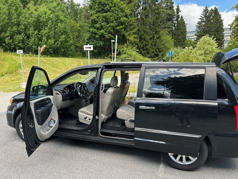 Svart Begagnad 2016 Chrysler Town & Country Minibuss | 165 000 kr (Superpris) - Bild 1/4