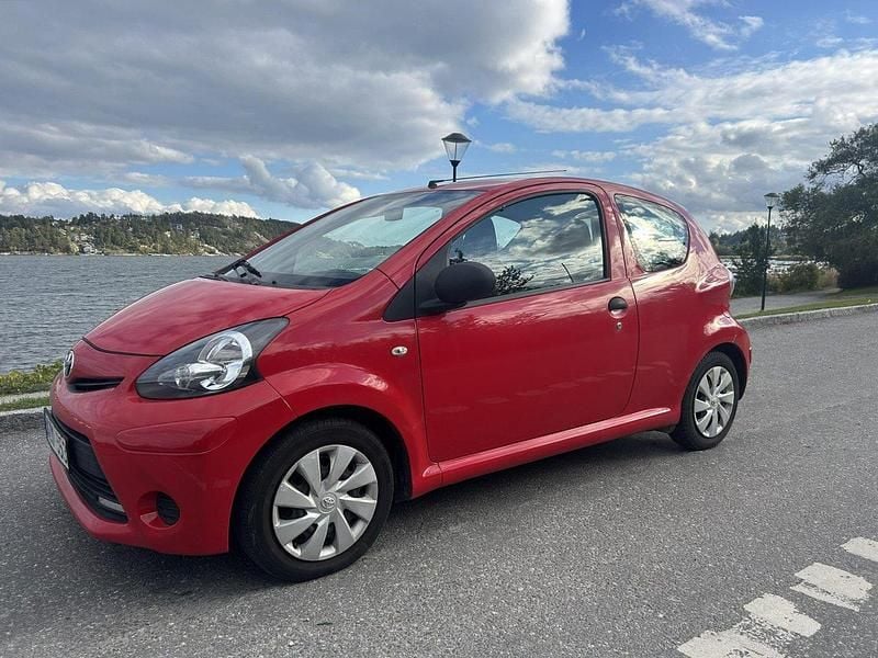 Röd Begagnad 2013 Toyota Aygo Halvkombi | 49 000 kr (Marknadspris) - Bild 1/4