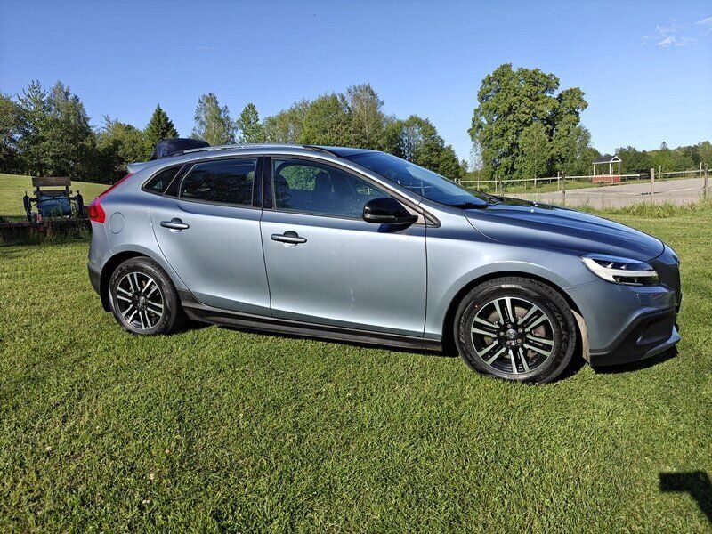 Blå Begagnad 2017 Volvo V40 CC Momentum Kombi | 159 000 kr (Lite dyr) - Bild 1/4
