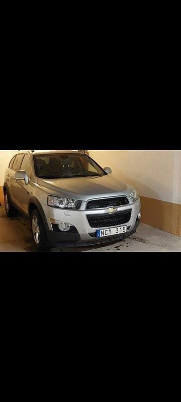 Grå Begagnad 2012 Chevrolet Captiva SUV | 88 800 kr (Marknadspris) - Bild 1/2