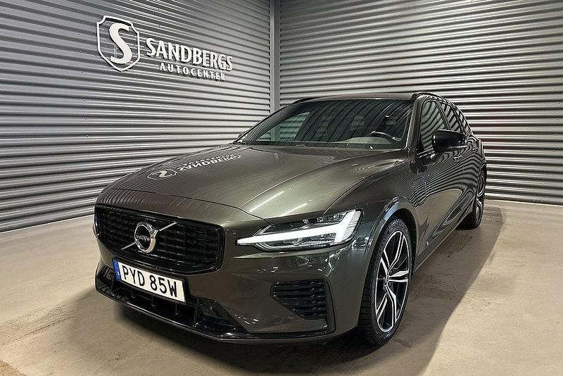 Mörkgrå Begagnad 2021 Volvo V60 R-Design Kombi | 364 500 kr (Marknadspris) - Bild 1/4