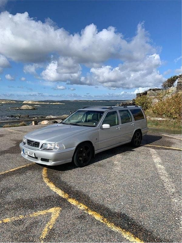 Grå Begagnad 2000 Volvo V70 Kombi | 33 000 kr (Marknadspris) - Bild 1/4