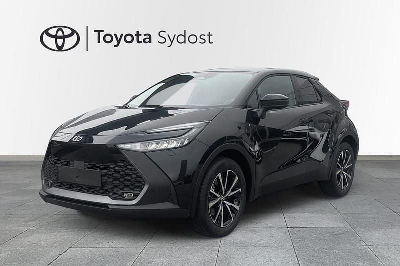 Svart Ny 2025 Toyota C-HR+ Style SUV | 399 800 kr (Bra pris) - Bild 1/4
