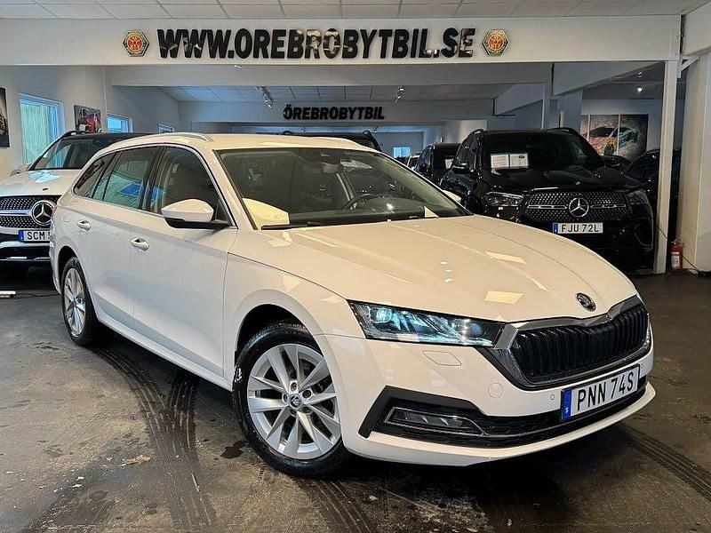 Vit Begagnad 2022 Skoda Octavia Style Kombi | 274 900 kr (Bra pris) - Bild 1/4