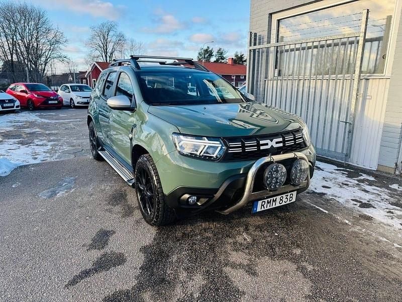 Grå Begagnad 2023 Dacia Duster SUV | 199 900 kr (Marknadspris) - Bild 1/4