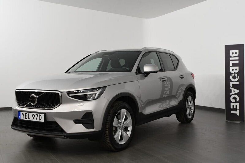 Silver Begagnad 2023 Volvo XC40 Core SUV | 354 800 kr (Bra pris) - Bild 1/4