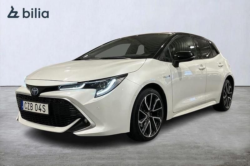 Vit Begagnad 2019 Toyota Corolla Hybrid Executive Halvkombi | 219 900 kr (Marknadspris) - Bild 1/4