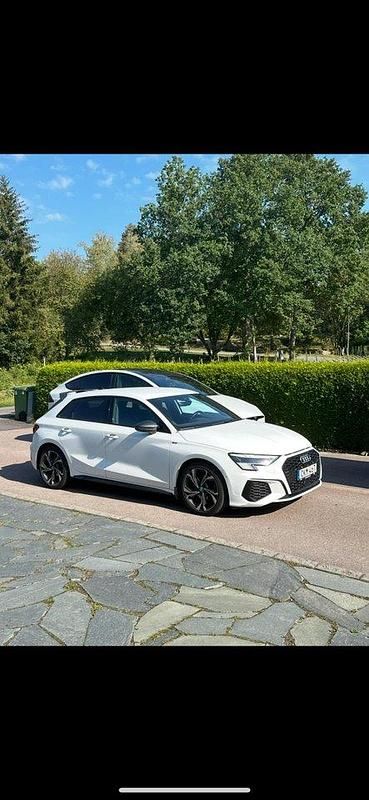 Vit Begagnad 2021 Audi A3 Sportback Comfort Halvkombi | 238 000 kr (Dyr) - Bild 1/4