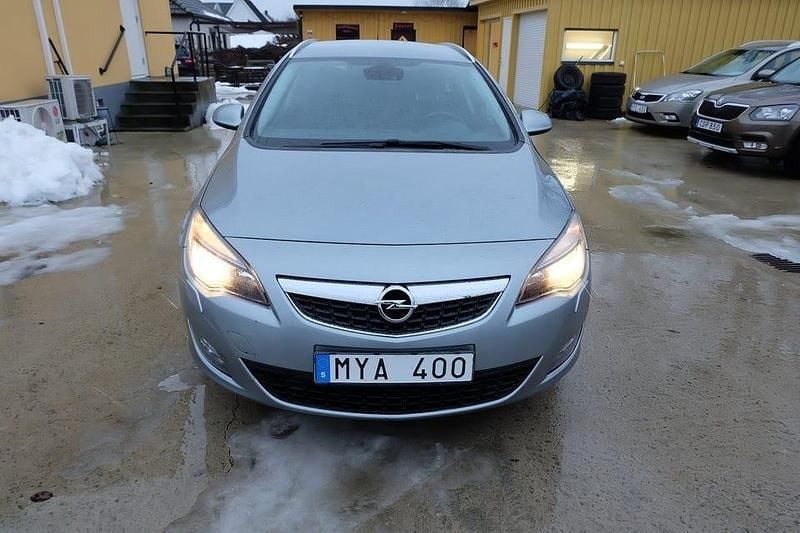 Grå Begagnad 2012 Opel Astra Enjoy Kombi | 54 900 kr (Marknadspris) - Bild 1/4