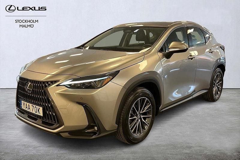 Ljusgrå Begagnad 2024 Lexus NX350h SUV | 489 000 kr (Marknadspris) - Bild 1/4