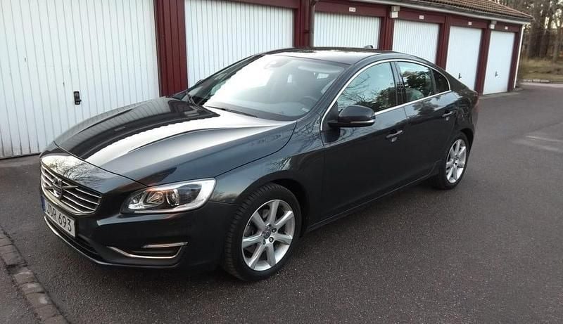 Mörkgrå Begagnad 2016 Volvo S60 Summum Sedan | 85 000 kr (Superpris) - Bild 1/4