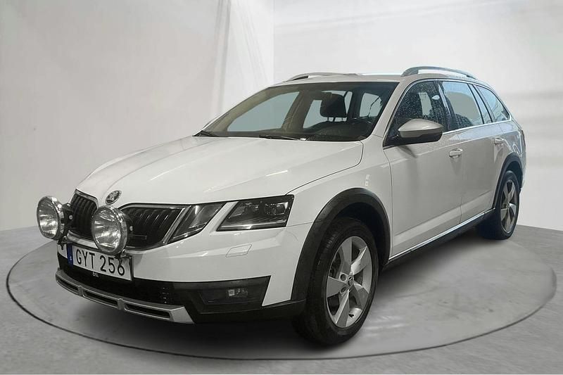 Vit Begagnad 2019 Skoda Octavia Scout Kombi | 129 000 kr (Marknadspris) - Bild 1/4