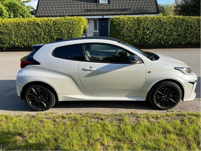 Vit Begagnad 2022 Toyota Yaris Halvkombi | 429 000 kr (Lite dyr) - Bild 1/4