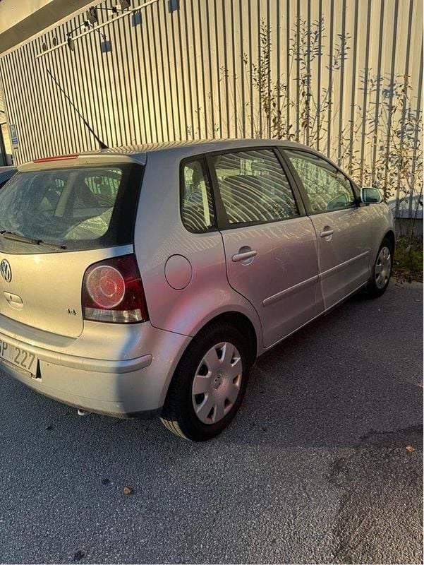 Silver Begagnad 2006 VW Polo Comfortline Halvkombi | 28 000 kr (Bra pris) - Bild 1/4