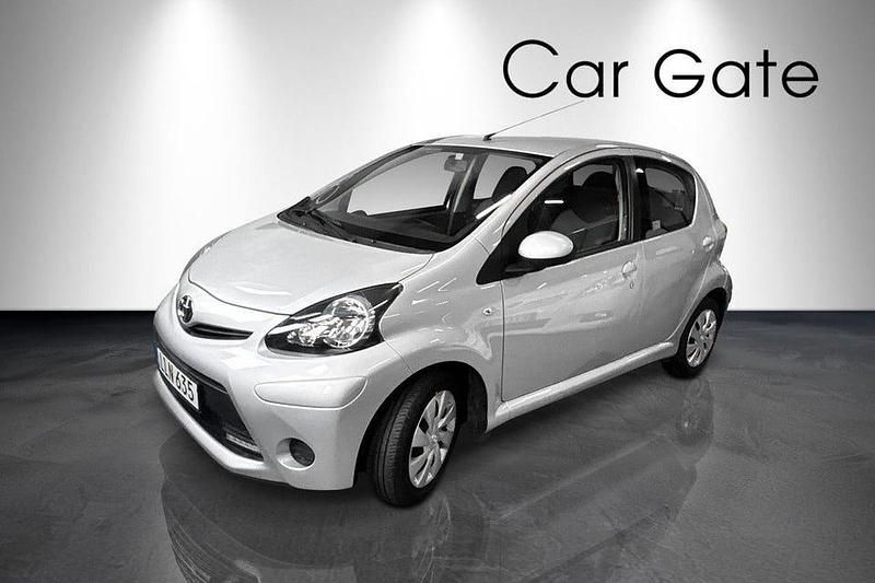 Silver Begagnad 2014 Toyota Aygo Halvkombi | 64 900 kr (Marknadspris) - Bild 1/4