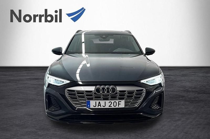 Begagnad Audi Q8 e-tron S-Line 300 kW (408 HK) 2024 Blå SUV