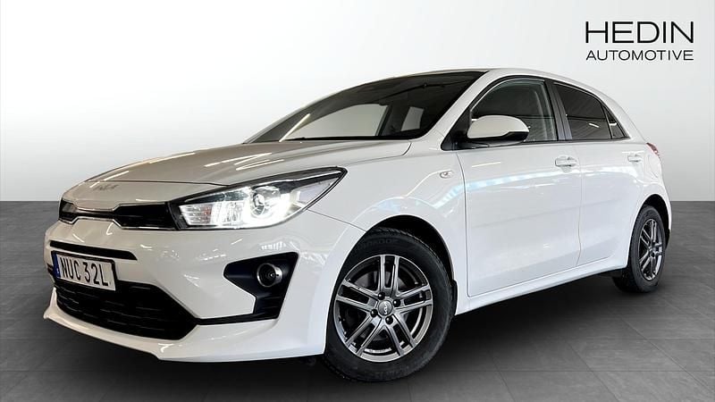 Vit (white) Begagnad 2022 Kia Rio Advance Halvkombi | 189 900 kr (Marknadspris) - Bild 1/4