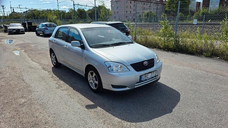 Silver Begagnad 2004 Toyota Corolla Halvkombi | 26 900 kr (Marknadspris) - Bild 1/4